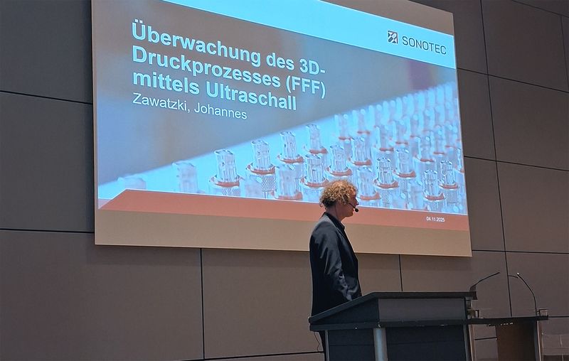 Johannes Zawatzki bei seinem Vortrag über 3D-Druckprozesse